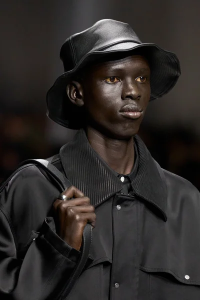 Look 100